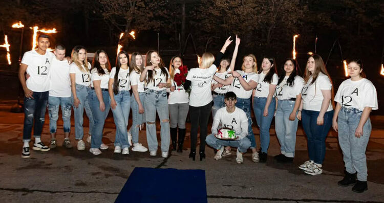 Ученици от СУ „Васил Левски“ поканиха класната си на бала с огнено шоу