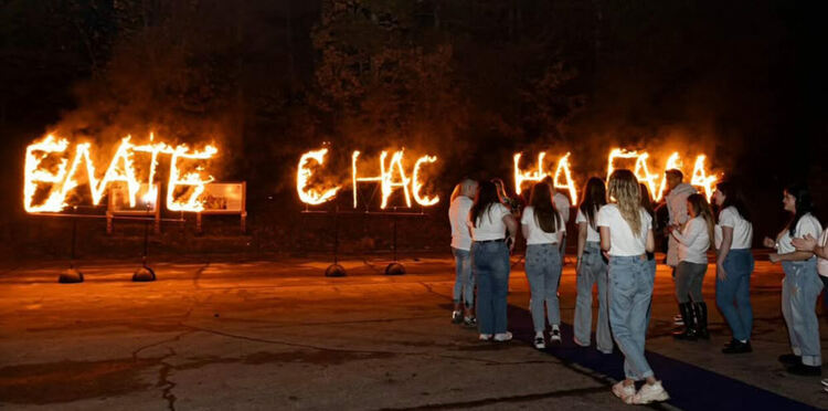 Ученици от СУ „Васил Левски“ поканиха класната си на бала с огнено шоу