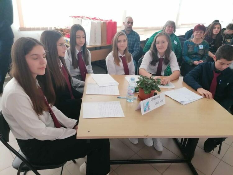 Учениците в Девин отпразнуваха 3 март с урок по родолюбие: „България – това съм аз!“