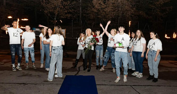 Ученици от СУ „Васил Левски“ поканиха класната си на бала с огнено шоу