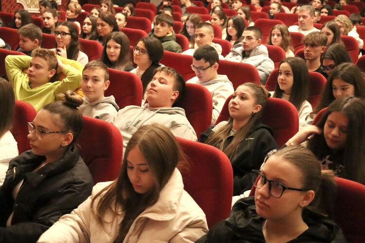 Представиха спектакъла „Ти можеш“ в Деня срещу тормоза в училище