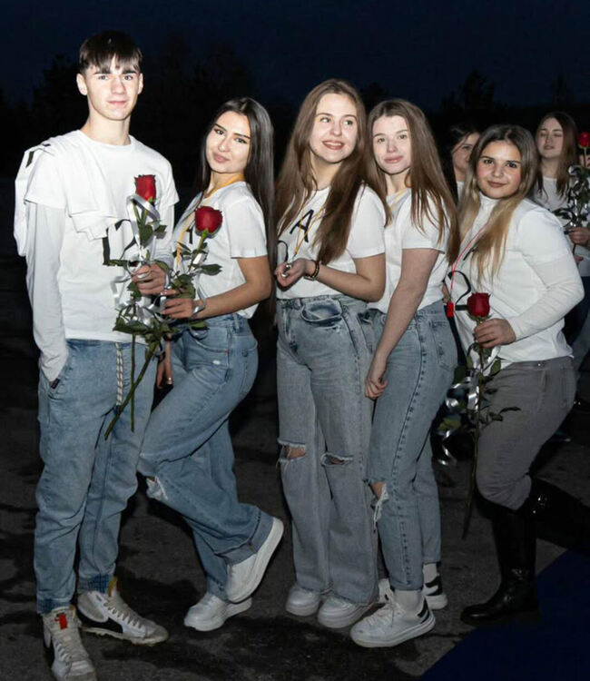 Ученици от СУ „Васил Левски“ поканиха класната си на бала с огнено шоу