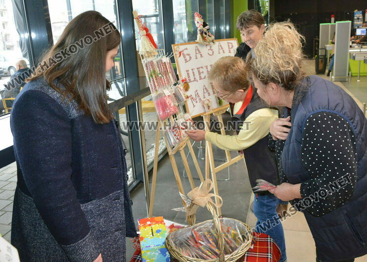 Деца и младежи с увреждания организираха благотворителен базар