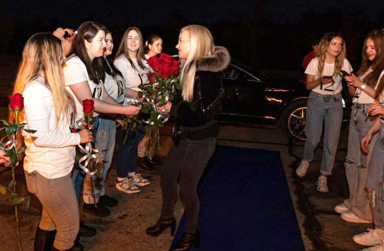 Ученици от СУ „Васил Левски“ поканиха класната си на бала с огнено шоу