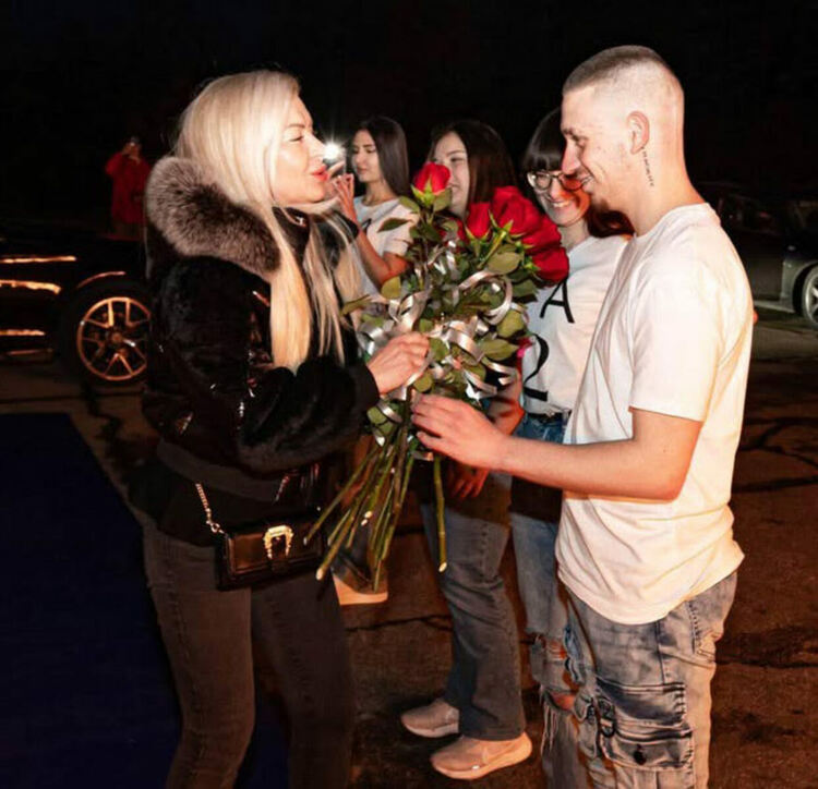 Ученици от СУ „Васил Левски“ поканиха класната си на бала с огнено шоу