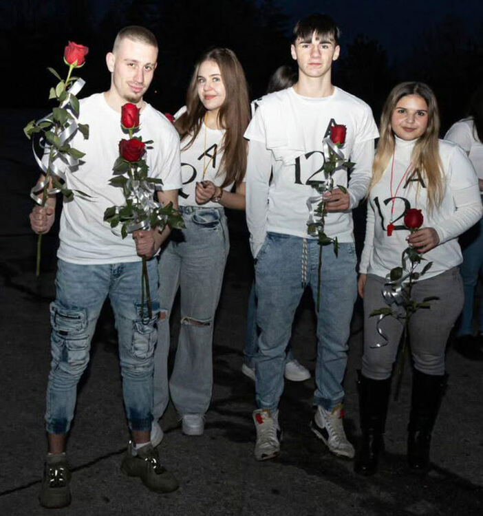 Ученици от СУ „Васил Левски“ поканиха класната си на бала с огнено шоу