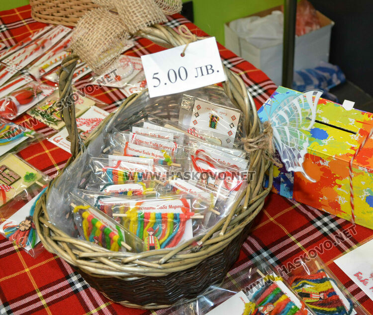 Деца и младежи с увреждания организираха благотворителен базар