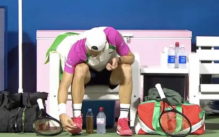 Още в почивката преди шестия гейм на първия сет Григор Димитров демонстрира явно недоволство от дясната си обувка и дори повдигна рамене и поклати глава в израз на недоумение и безпомощност.