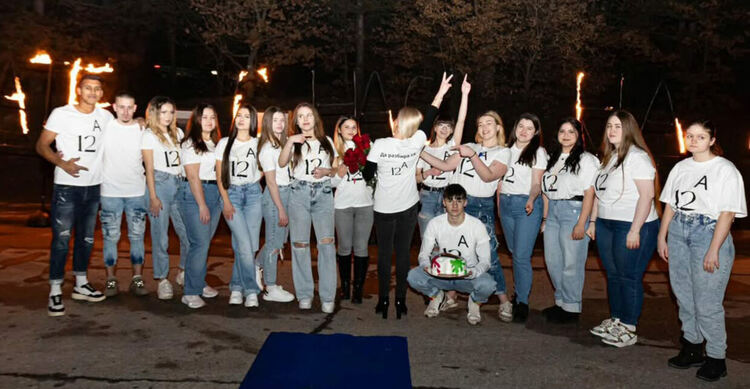 Ученици от СУ „Васил Левски“ поканиха класната си на бала с огнено шоу