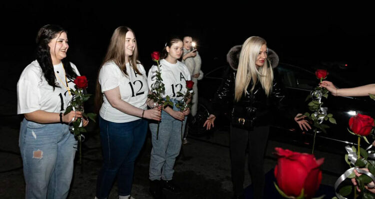 Ученици от СУ „Васил Левски“ поканиха класната си на бала с огнено шоу