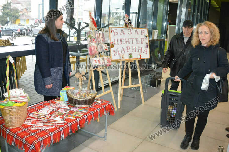 Деца и младежи с увреждания организираха благотворителен базар