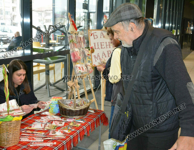 Деца и младежи с увреждания организираха благотворителен базар