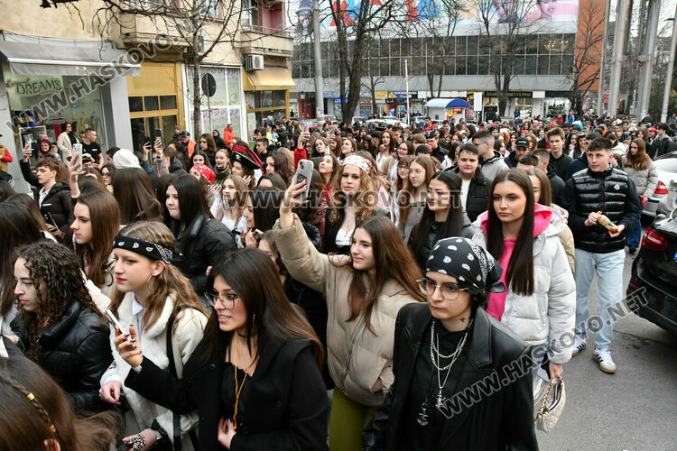Скай Томлинсън и Никола Колев поведоха фашинга в кабриолет, ескортираха ги десетки рокери