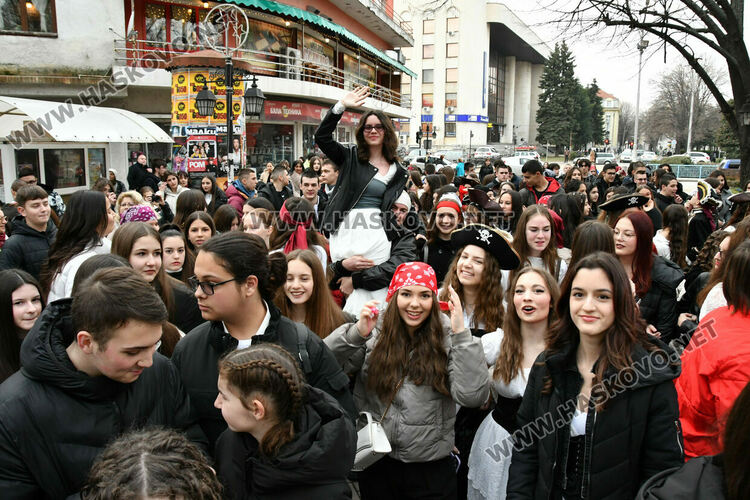Скай Томлинсън и Никола Колев поведоха фашинга в кабриолет, ескортираха ги десетки рокери
