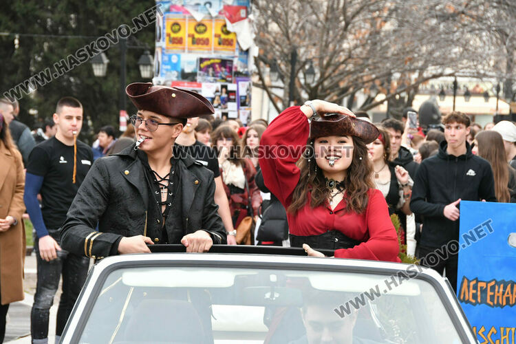 Скай Томлинсън и Никола Колев поведоха фашинга в кабриолет, ескортираха ги десетки рокери