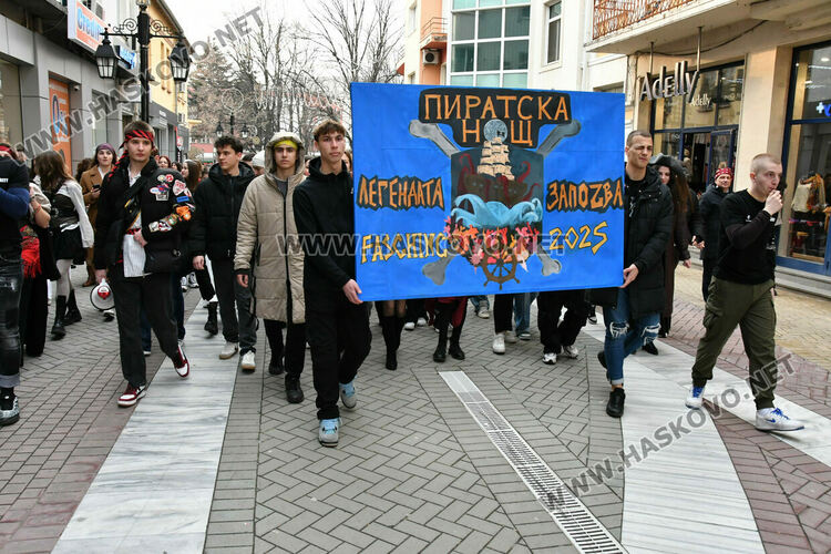 Скай Томлинсън и Никола Колев поведоха фашинга в кабриолет, ескортираха ги десетки рокери