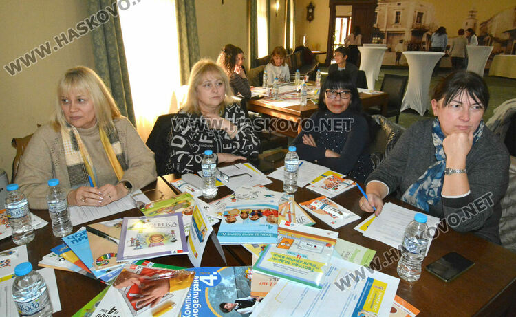 Учители от Хасково дискутираха еволюцията на образованието „От Рибния буквар до електронния учебник“