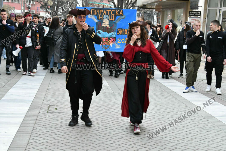 Скай Томлинсън и Никола Колев поведоха фашинга в кабриолет, ескортираха ги десетки рокери