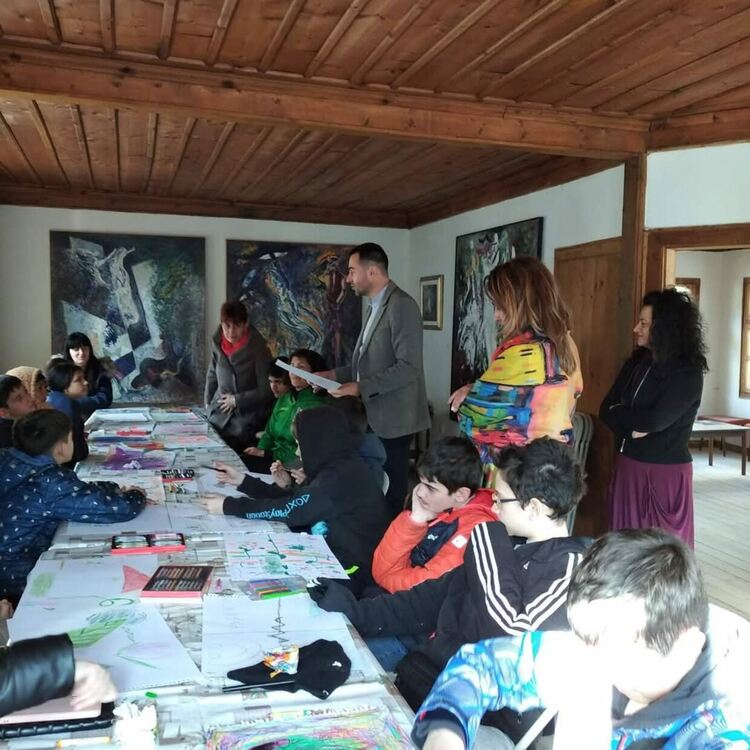 Ученици от Смолян твориха в арт ателие по повод Деня на розовата фланелка