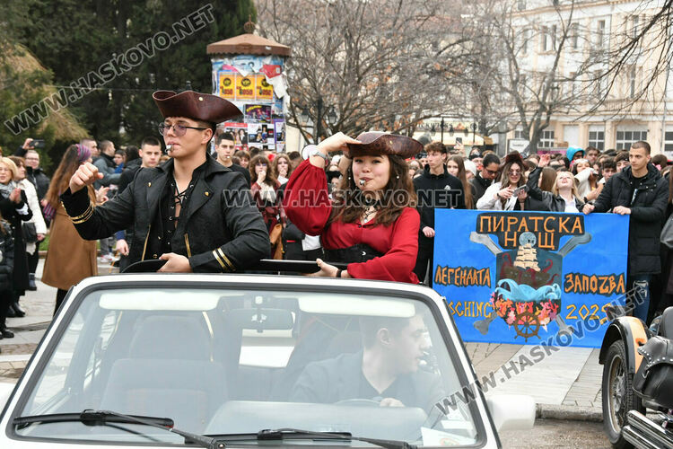 Скай Томлинсън и Никола Колев поведоха фашинга в кабриолет, ескортираха ги десетки рокери