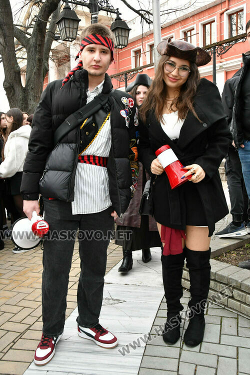 Скай Томлинсън и Никола Колев поведоха фашинга в кабриолет, ескортираха ги десетки рокери