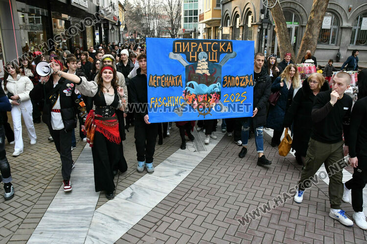 Скай Томлинсън и Никола Колев поведоха фашинга в кабриолет, ескортираха ги десетки рокери