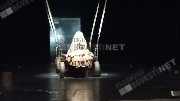 „Албена” на Йовков изправи на крака публиката в Кърджали