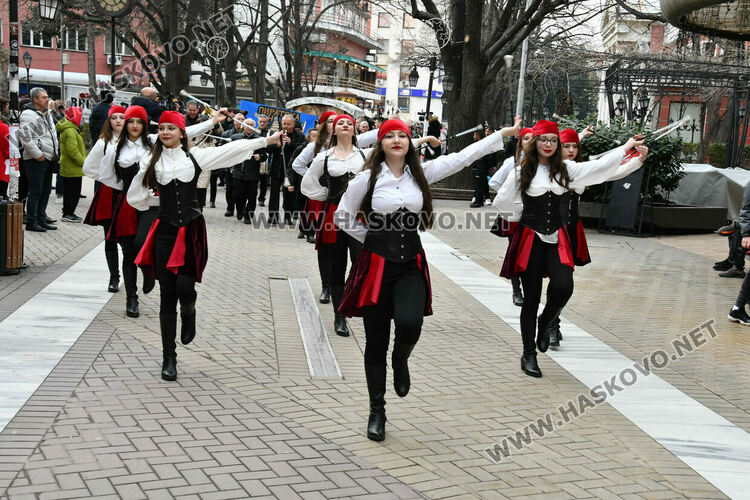 Скай Томлинсън и Никола Колев поведоха фашинга в кабриолет, ескортираха ги десетки рокери