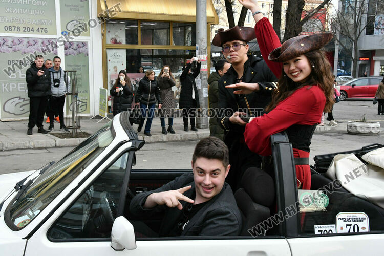 Скай Томлинсън и Никола Колев поведоха фашинга в кабриолет, ескортираха ги десетки рокери