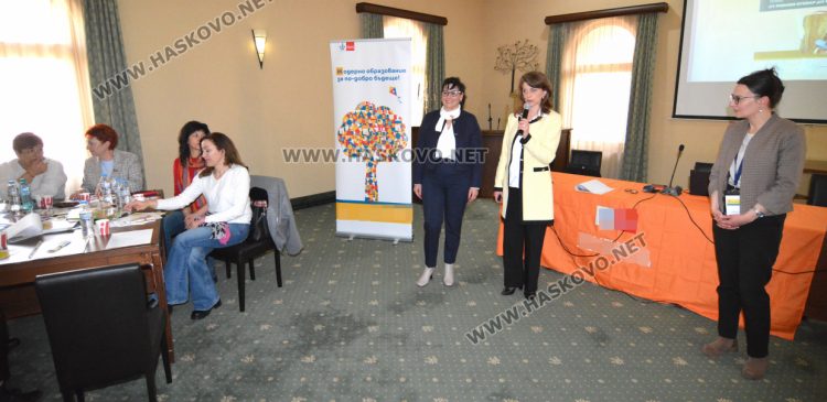 Учители от Хасково дискутираха еволюцията на образованието „От Рибния буквар до електронния учебник“