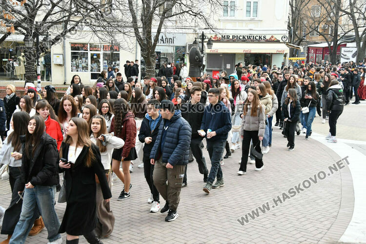 Скай Томлинсън и Никола Колев поведоха фашинга в кабриолет, ескортираха ги десетки рокери