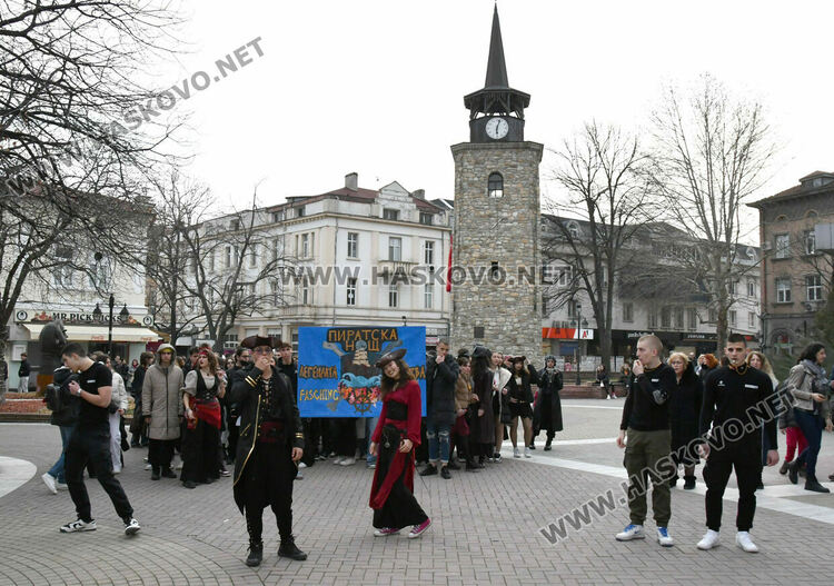 Скай Томлинсън и Никола Колев поведоха фашинга в кабриолет, ескортираха ги десетки рокери