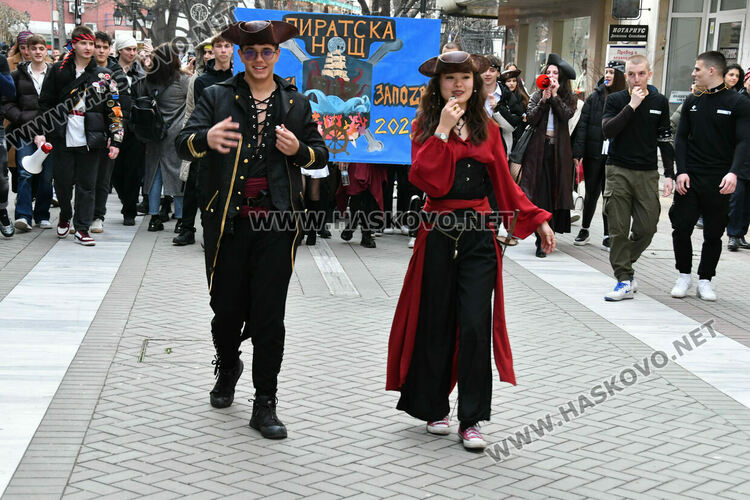 Скай Томлинсън и Никола Колев поведоха фашинга в кабриолет, ескортираха ги десетки рокери
