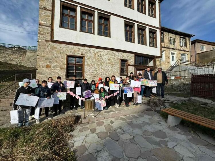 Ученици от Смолян твориха в арт ателие по повод Деня на розовата фланелка