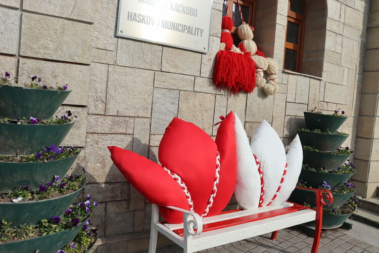 Празнична първомартенска пейка очаква хасковлии