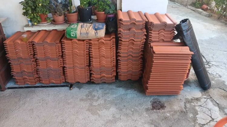 Задържаха жена и двама мъже за кражба на керемиди 