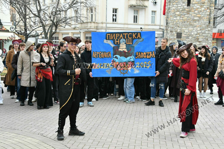 Скай Томлинсън и Никола Колев поведоха фашинга в кабриолет, ескортираха ги десетки рокери