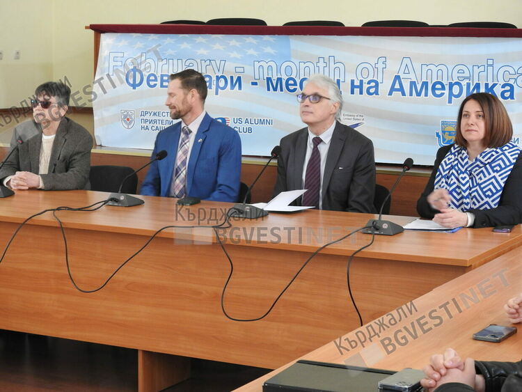 Американски дипломат разказа за професията си на ученици в Кърджали, те го питаха как да следват в щатски университети