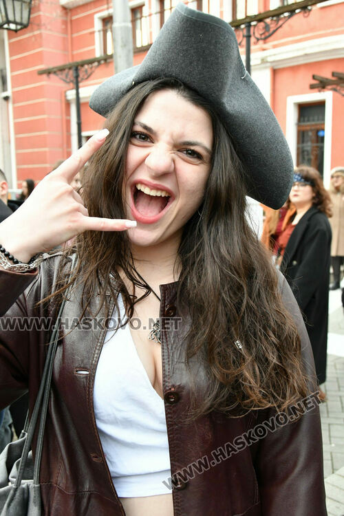 Скай Томлинсън и Никола Колев поведоха фашинга в кабриолет, ескортираха ги десетки рокери