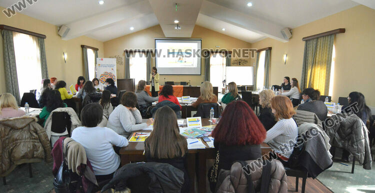 Учители от Хасково дискутираха еволюцията на образованието „От Рибния буквар до електронния учебник“