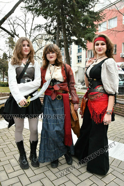 Скай Томлинсън и Никола Колев поведоха фашинга в кабриолет, ескортираха ги десетки рокери