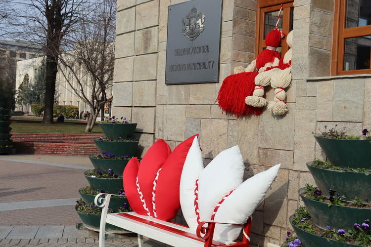 Празнична първомартенска пейка очаква хасковлии