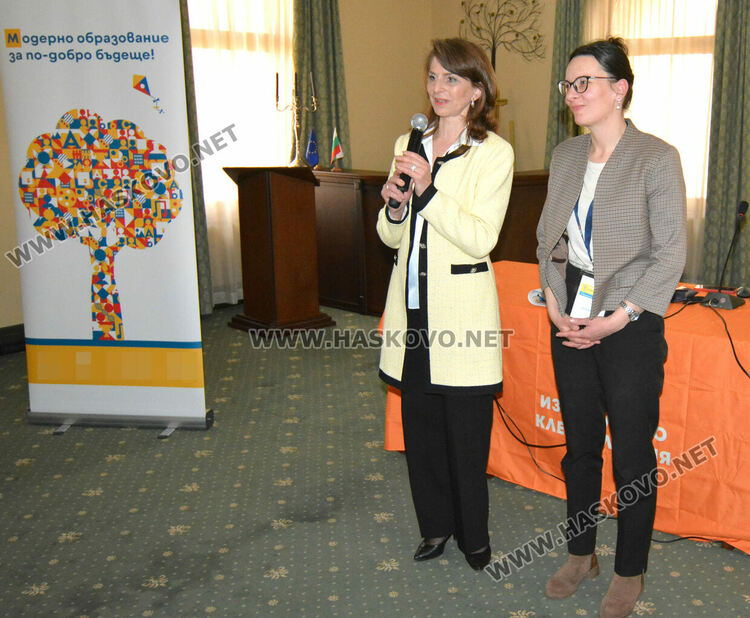 Учители от Хасково дискутираха еволюцията на образованието „От Рибния буквар до електронния учебник“