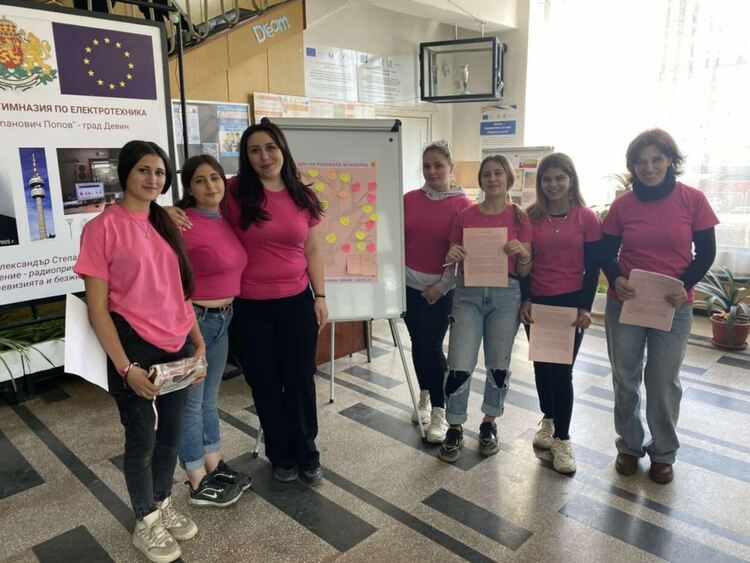 В община Девин отбелязаха „Деня на розовата фланелка“