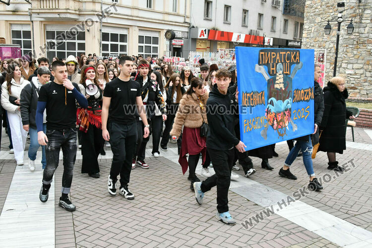 Скай Томлинсън и Никола Колев поведоха фашинга в кабриолет, ескортираха ги десетки рокери