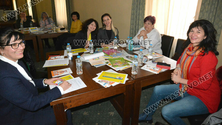 Учители от Хасково дискутираха еволюцията на образованието „От Рибния буквар до електронния учебник“