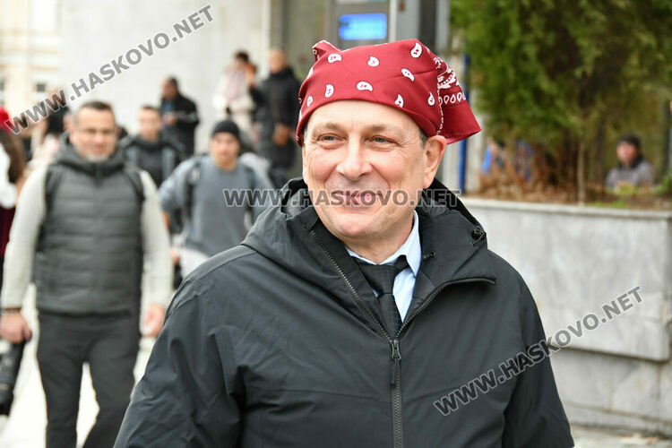 Скай Томлинсън и Никола Колев поведоха фашинга в кабриолет, ескортираха ги десетки рокери