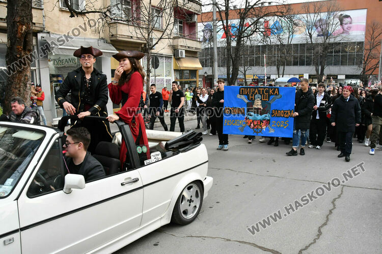 Скай Томлинсън и Никола Колев поведоха фашинга в кабриолет, ескортираха ги десетки рокери