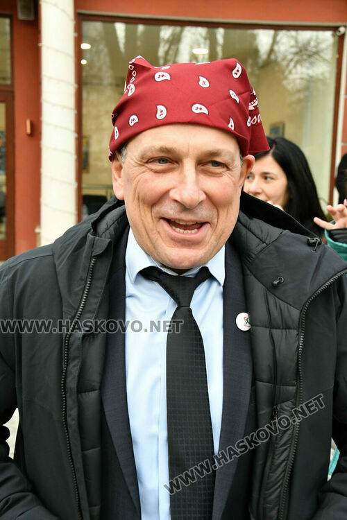 Скай Томлинсън и Никола Колев поведоха фашинга в кабриолет, ескортираха ги десетки рокери