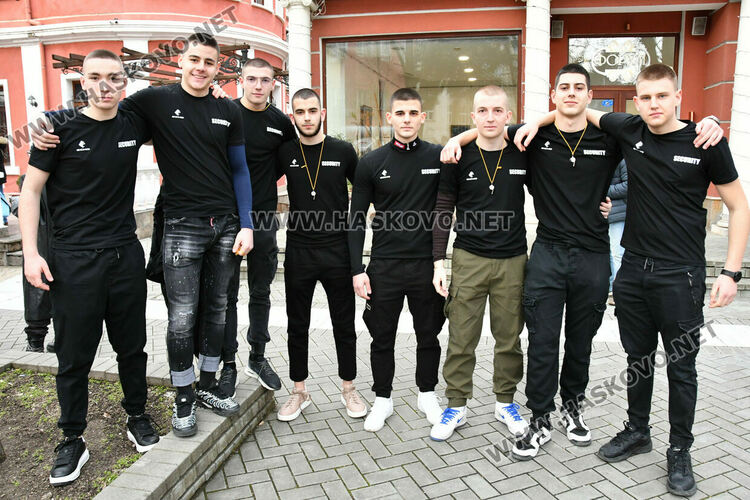 Скай Томлинсън и Никола Колев поведоха фашинга в кабриолет, ескортираха ги десетки рокери